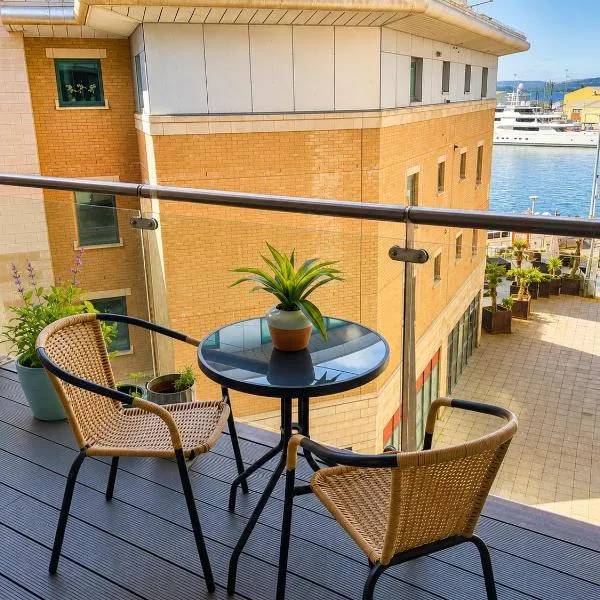Stylish & Modern Large Balcony Poole Harbour Views、プールのホテル