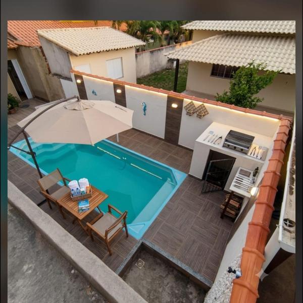 Casa com piscina e área gourmet próximo à praia com quarto suíte privativo