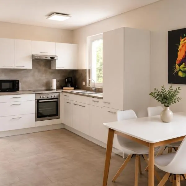 CROWN LIVING Design Apartment Altach - Ideal für Feriengäste und Geschäftsreisende, kostenloser Parkplatz, WLAN, Küche, Self Check-in, hotel v mestu Altach