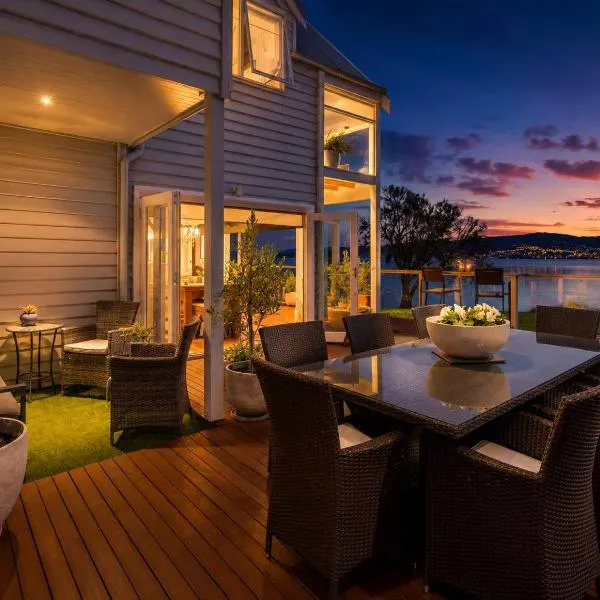 Casa Con Vista Luxury Waterfront Home, Sleeps 10, hotel in Hobart