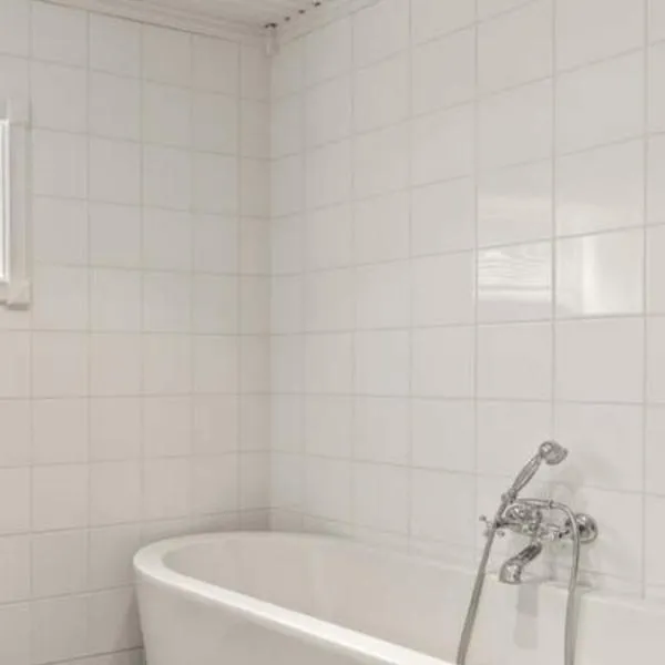 Et soverom, delt bad, hotel din Fredrikstad