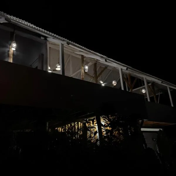Private tropical large home with pool between Cahuita and Puerto Viejo Excellent Location, hotel en Puerto Viejo