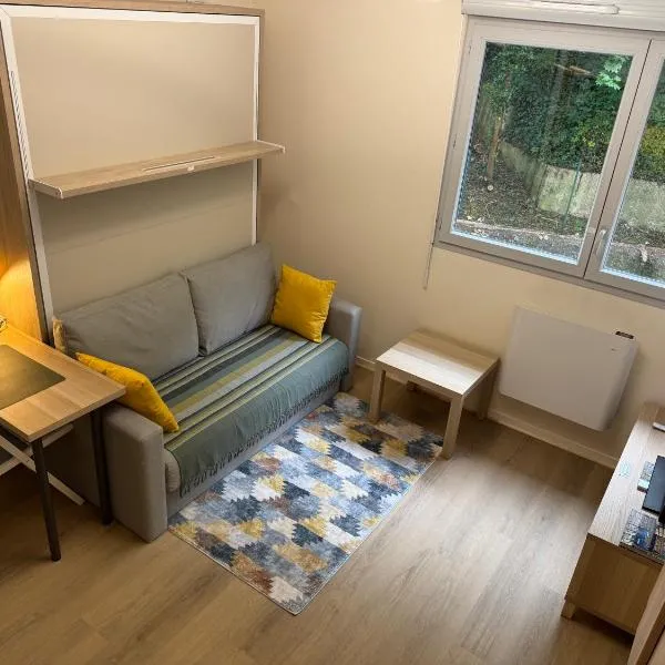 Studio rénové, au calme, avec garage, hotel v mestu Caluire-et-Cuire