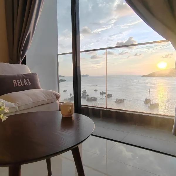 Sunset Seaview Suite 1BR with Balcony at The Shore KK, hotel in Kota Kinabalu