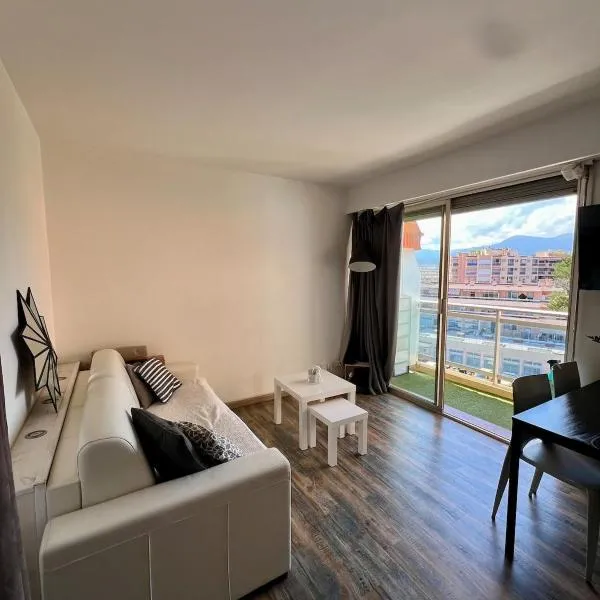 Grand studio Bord de Mer Beachfront, ξενοδοχείο σε Cagnes-sur-Mer