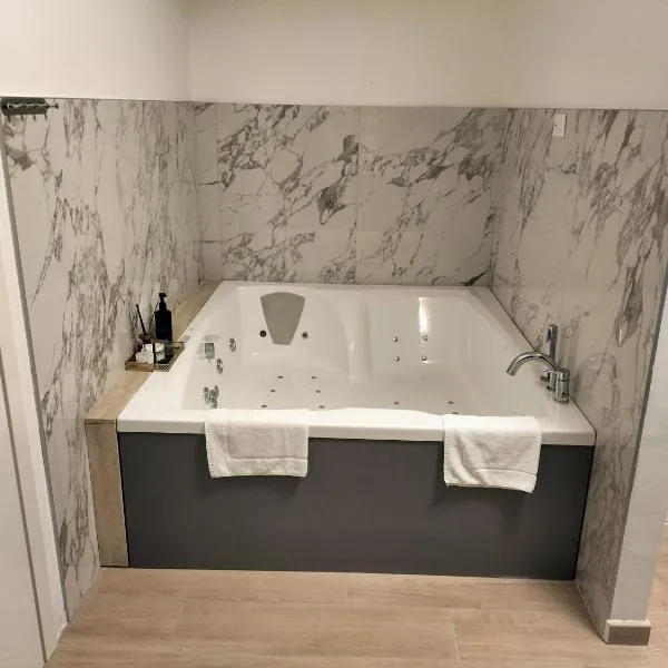 B&B Mary House con vasca idromassaggio al centro di Salerno, hotel a Salerno