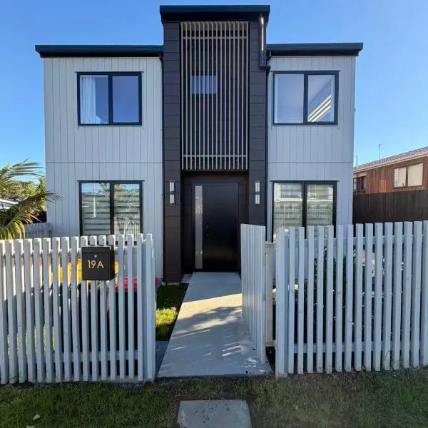 Stunning New Modern 4-bedroom Townhouse,in Pakuranga Heights, hotelli Aucklandissa