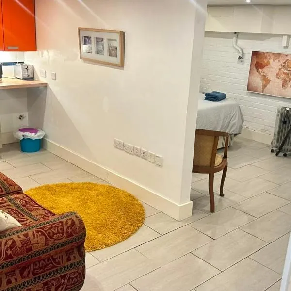 Studio Retreat with Small Garden and Own Entrance, hotell i Dorking