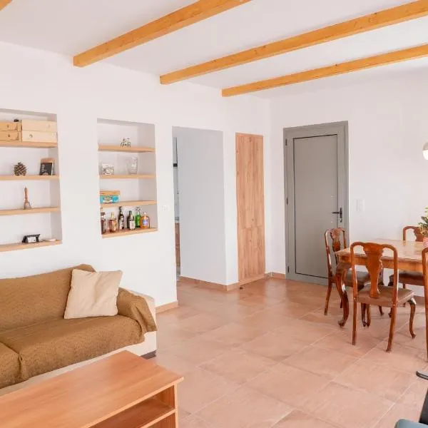 Cube House - detached home with garden and parking, Hotel in Volos