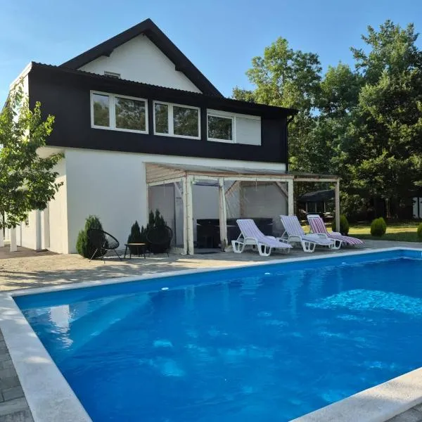 Lika Relax and Party House with sauna, jacuzzi and outdoor heated swimming pool, hotel in Lovinac