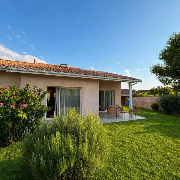 Biscarosse Ville - Maison 10 pers - 4 ch - Jardin - Lac - Océan, hotel in Biscarrosse