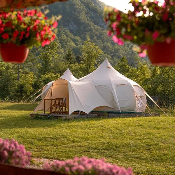 Glamping Gozdna Jasa、ボヴェツのホテル