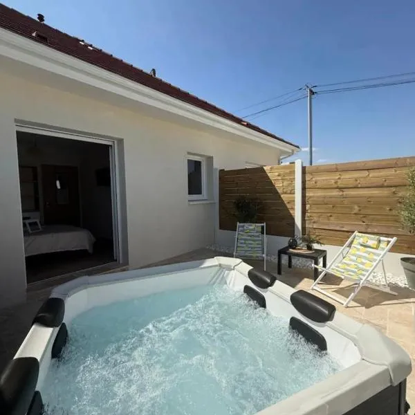 Maison de campagne avec SPA, готель у місті Massay