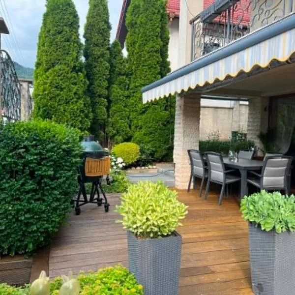 U Izhu with Private Pool, Sauna & BBQ, hótel í Prevala