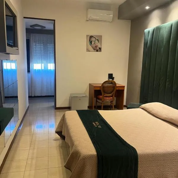 Hotel Joy، فندق في كاستيل فولتورنو