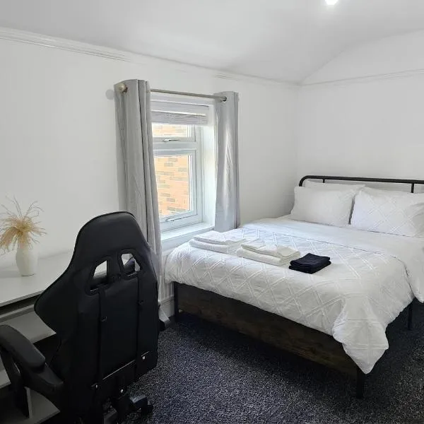 2 Bedroom Contractor & Family HomeStay Sleeps 5 Double drive, hotel v destinaci Prescot