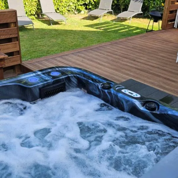 Gîte 3 étoiles Jacuzzi Terrasses 4min de la plage, хотел в Cléder