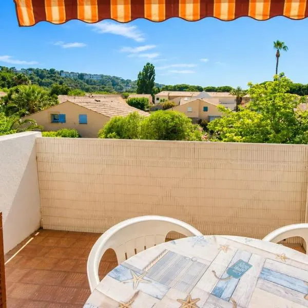 2 pièces terrasse 39m2 à 500m de la plage, hotel in Le Lavandou