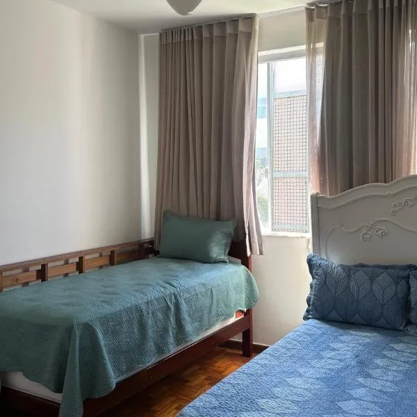 Quarto privativo confortável próximo a ufba, praia, comercio e zoológico, hotel in Salvador