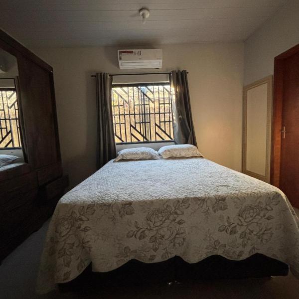 Quarto próximo ao CPA e mercados - Foto 3