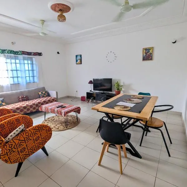 Le Petit Cocon de Ouidah - Chambre Climatisee - Plage a 10 min - Appt cosy - Salon, Cuisine et balcon communs: Ouidah şehrinde bir otel