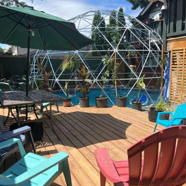 Poolside Hideaway Heated Pool All Year Ideal for Groups Sleeps 6 plus, hotel in Victoria