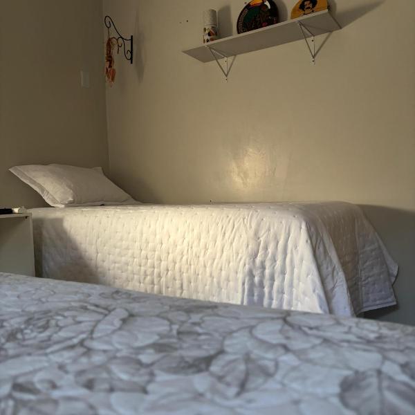 Quarto próximo ao CPA e mercados - Foto 2
