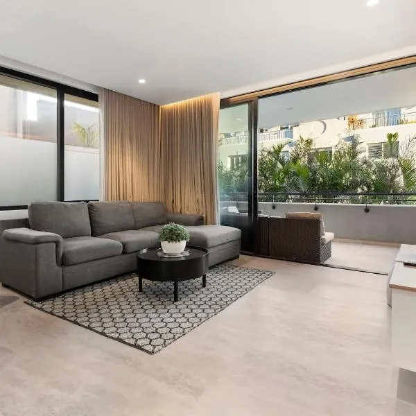 Chic 2 Bed Apartment w Balcony Near Coogee Beach, hotel en Sídney