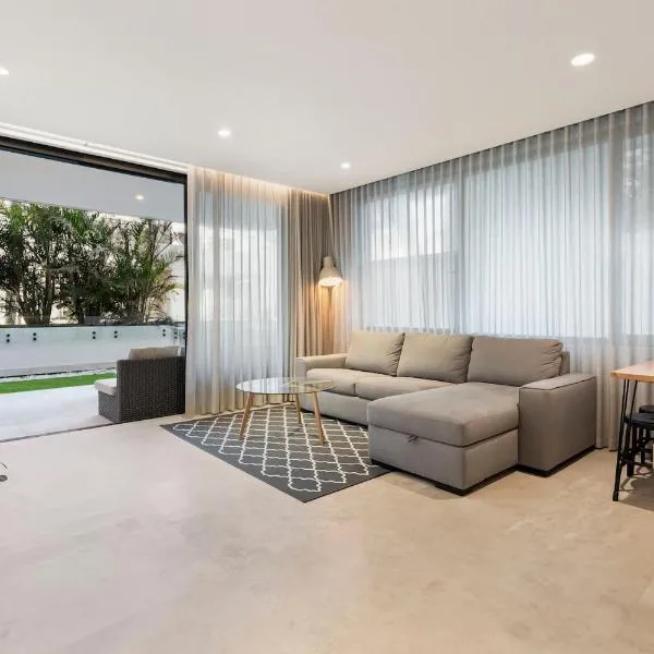 Modern 1BR Abode w Courtyard Steps to the Beach, hotel en Sídney