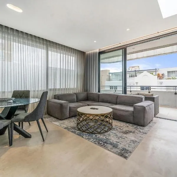 Inviting 2BR Unit w Parking near Coogee Beach, hotel in Sydney