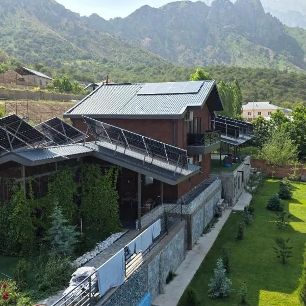 Panorama Lux Guest House, hotel in Chimgan