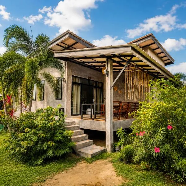 Casa Eden - Double King Bed - Peaceful Garden Retreat - 4K SmartTV, hotel u gradu 'Thong Sala'