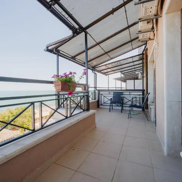 Seafront Apartment with Panoramic Terrace, hotel in Golden Sands