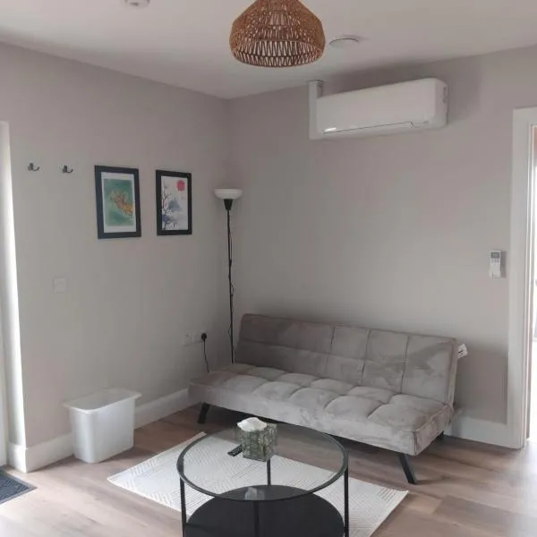 An tOileán Balcony Apartment with distant sea views, hotel in Milltown Malbay