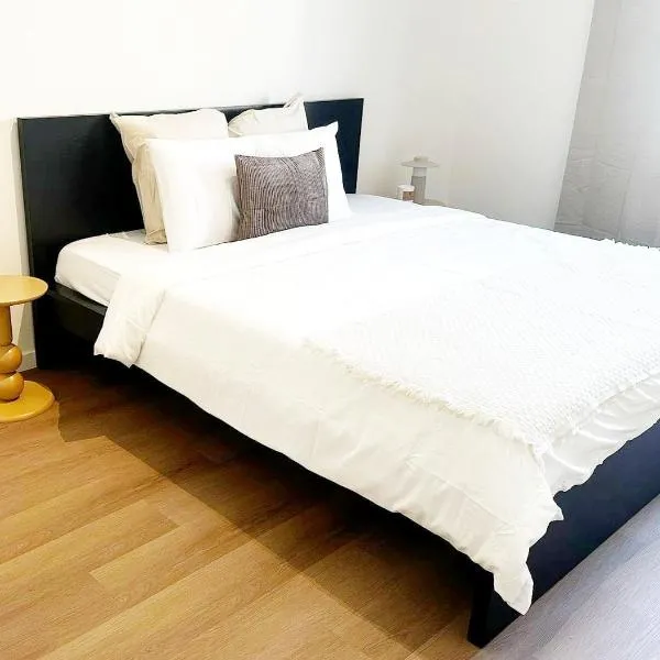Near City Center, 2BR Apartment for 6 with Huge Living Room, TV & WiFi, hotel em Gent