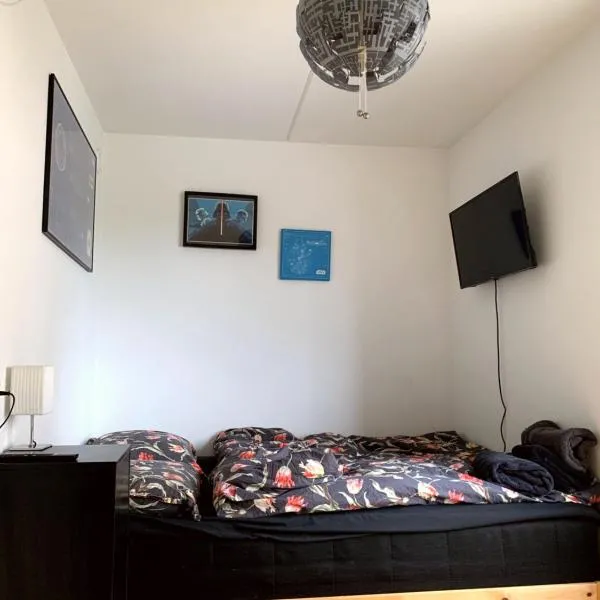 Cosy room in Copenhagen townhouse, hotell i København
