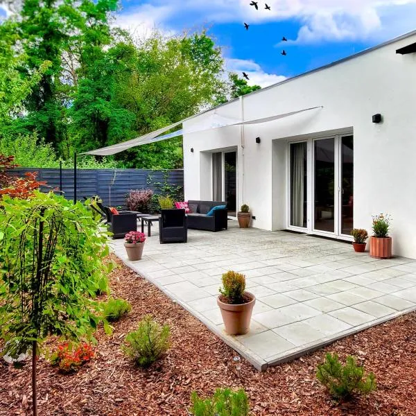 MODERN VILLA & PRIVATE GARDEN in Warsaw - Fully Renovated 2025, hotel u Varšavi
