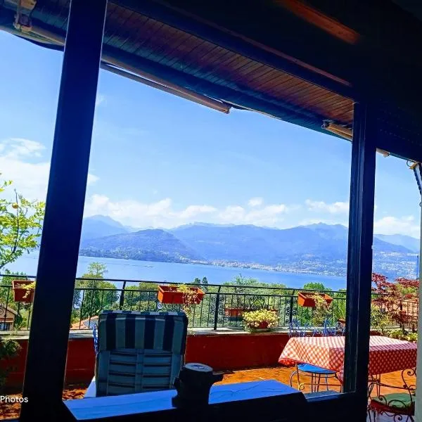L'attico Con Terrazza Vista Lago, hotel in Laveno-Mombello