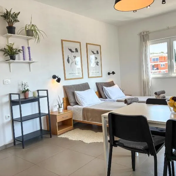 WhiteHouse Brodarica SKY Apartment - close to Beach with Restaurant, hotel in Brodarica
