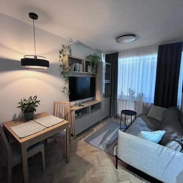 Dzięcieliny 15 - komfortowe mieszkanie przy Centrum Zdrowia Dziecka Międzylesie: Varşova'da bir otel