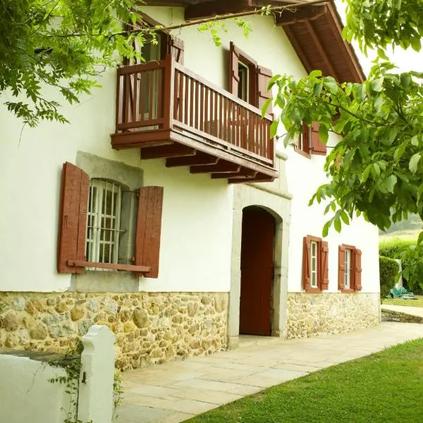 Ancienne ferme basque, hotel en Macaye
