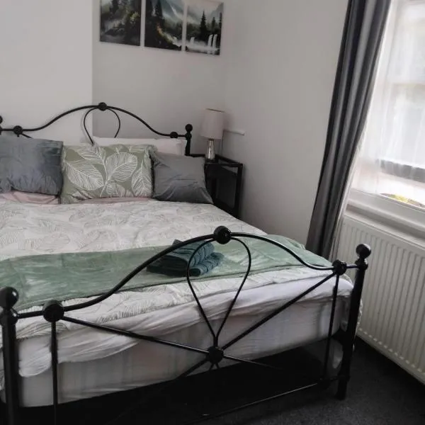 EGHAM LOVELY STUDIO SELF CONTAINED 2 mins station, ξενοδοχείο σε Egham