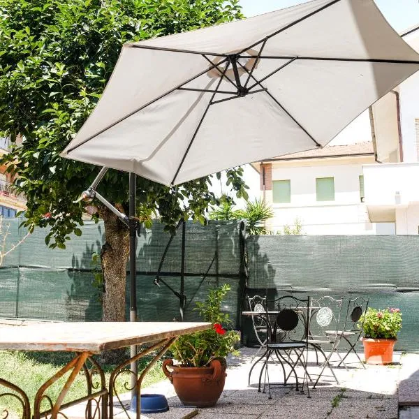 Guest House Da Roby, hotel in Porto SantʼElpidio