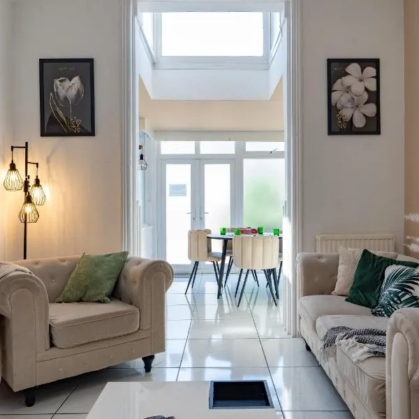 Open Mind Property - HotTub, 8 Beds & 2 Car Spaces, hotel in Portsmouth