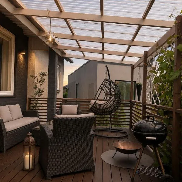 Modern lägenhet med trädgård på Österlen, nära hav & golf, hotell i Gärsnäs