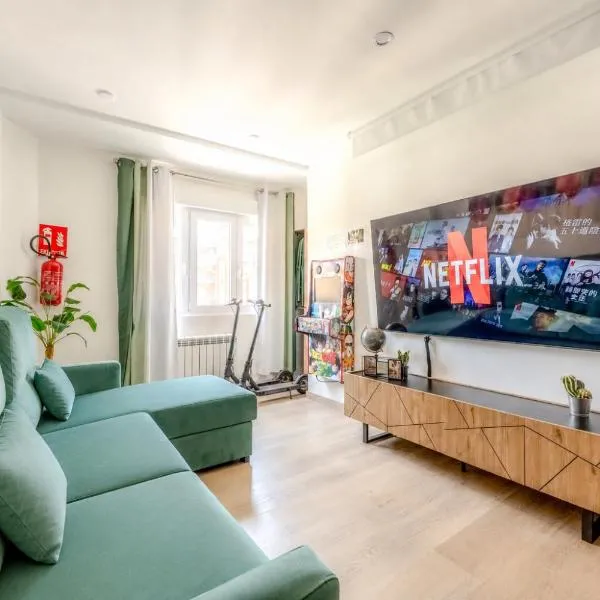 LUJO 10 pax Proyector, Maquina Arcade y Patinetes: Oviedo'da bir otel