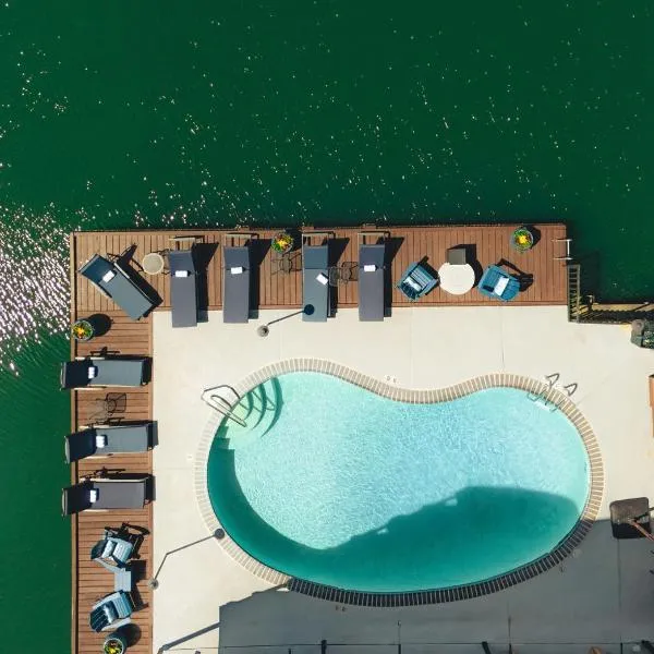 Lakeshore Inn โรงแรมในเลคออสวีโก
