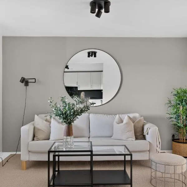 Spacious, Bright Apartment with Free Parking near City Centre & University, hotel a Kristiansand