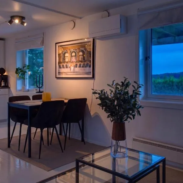 Modern apartment with free parking near Dyreparken & city centre in Kristiansand, hotel a Kristiansand
