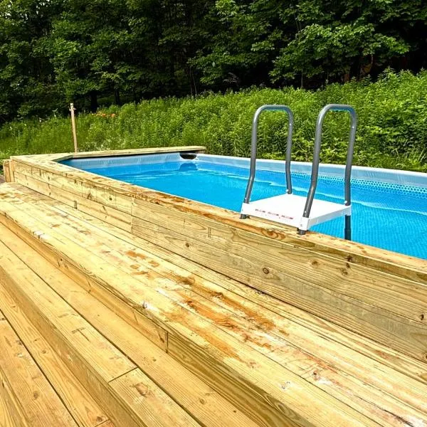 Cozy Cottage with Pool, Jacuzzi, Sauna, and Reading Nook!, hotel sa Livingston Manor